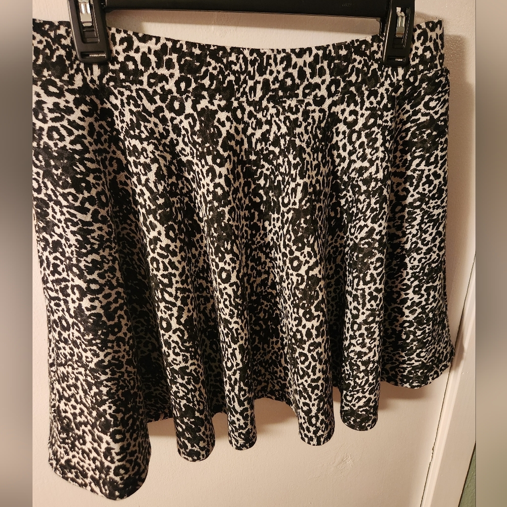 Like New Monochrome Leopard Skater Skirt Size Large